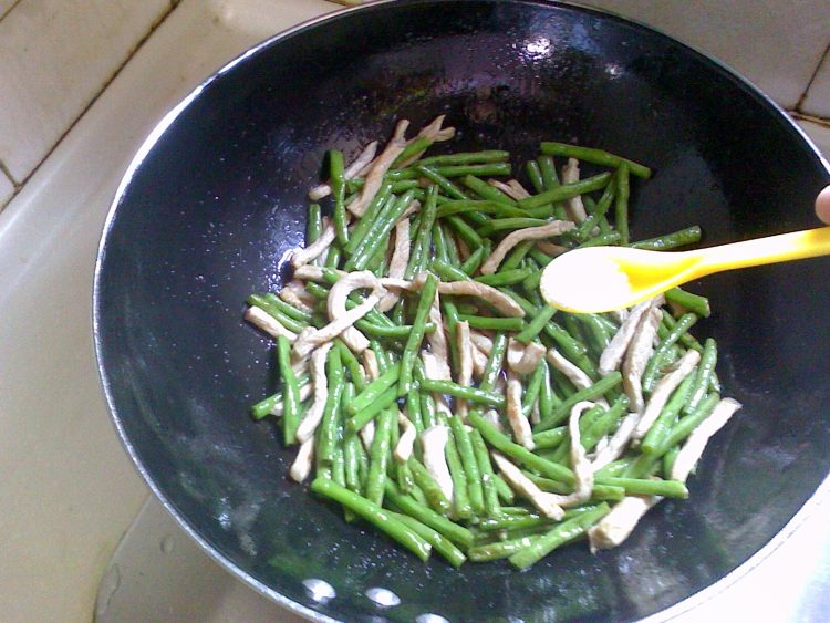 肉丝炒豆角步骤6