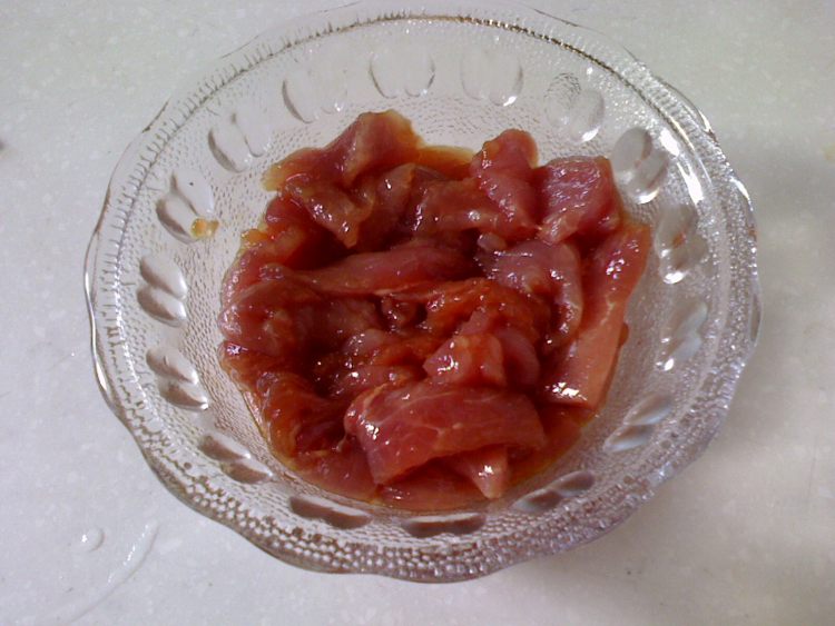 肉片炒花菜步骤1