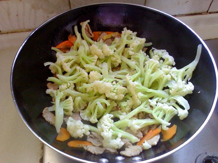 肉片炒花菜步骤5
