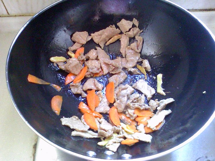 肉片炒花菜步骤4