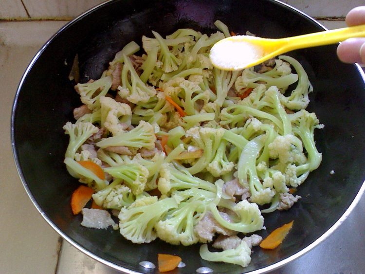 肉片炒花菜步骤6