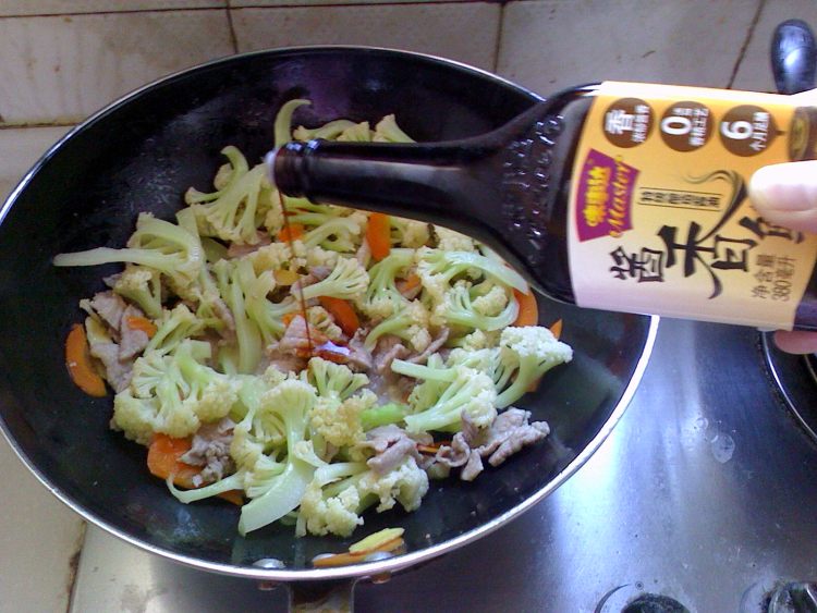 肉片炒花菜步骤7