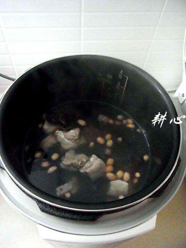 花生木耳排骨汤步骤5