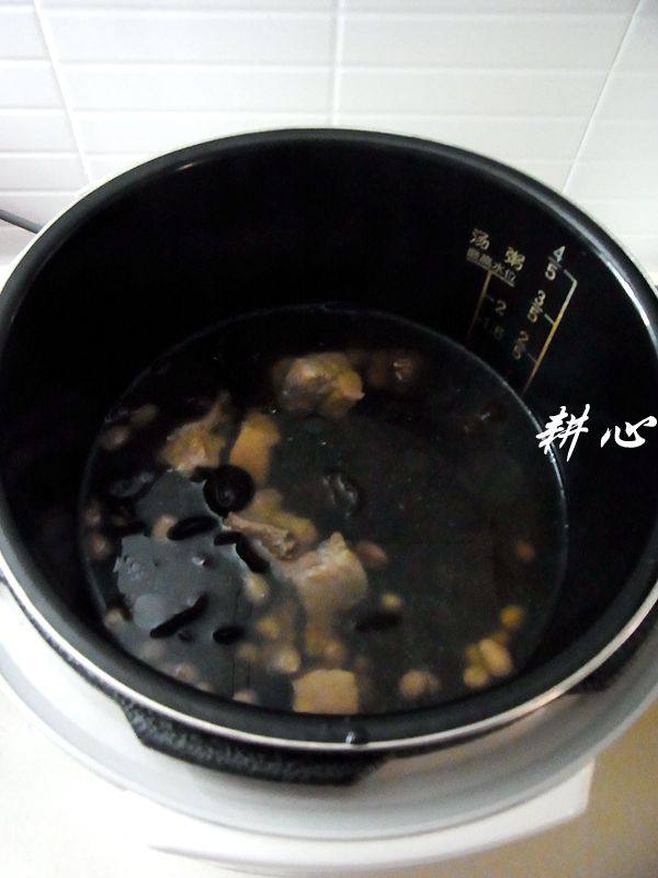 花生木耳排骨汤步骤7