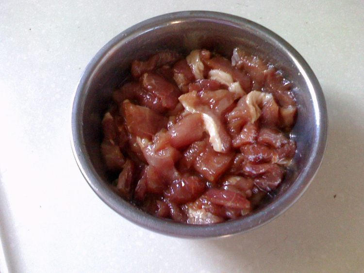 三色炒肉片步骤1