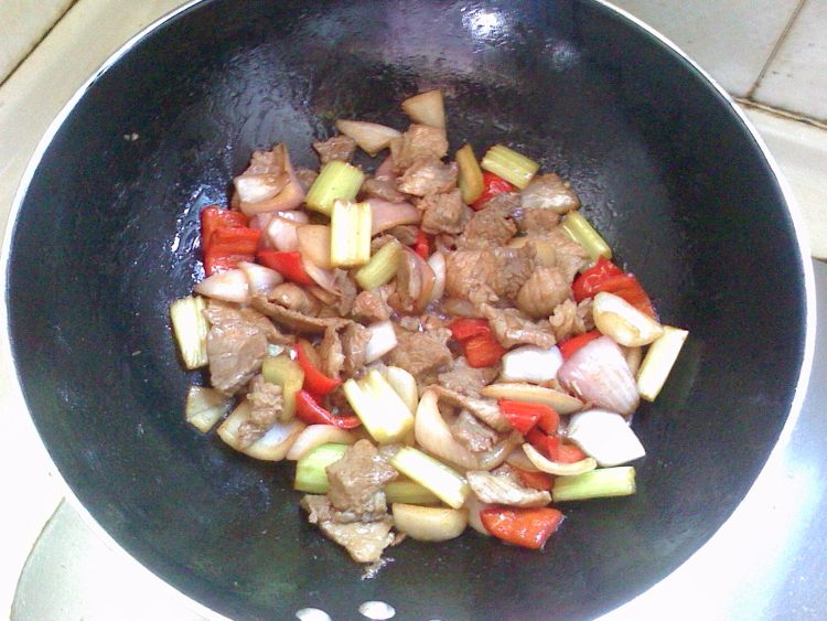 三色炒肉片步骤5