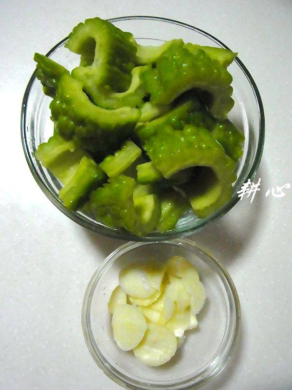 虾酱排骨焖凉瓜步骤3
