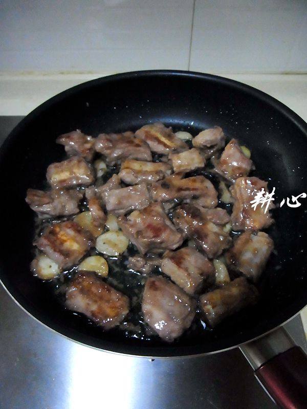 虾酱排骨焖凉瓜步骤7