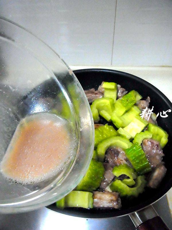 虾酱排骨焖凉瓜步骤9