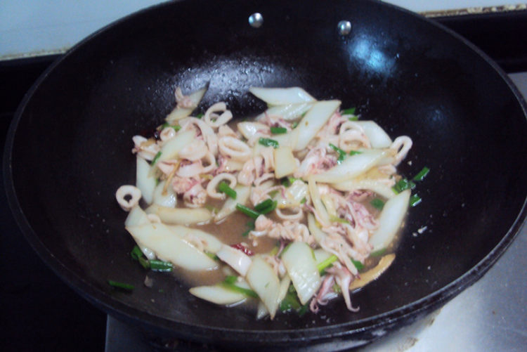 菜梗炒鱿鱼步骤8