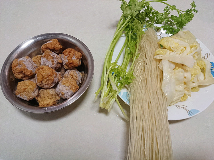 泡菜苕粉肉丸汤步骤1