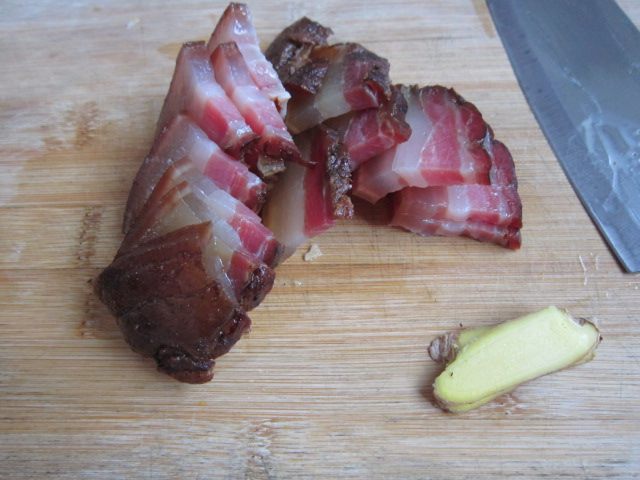花生玉米腊肉煲步骤2