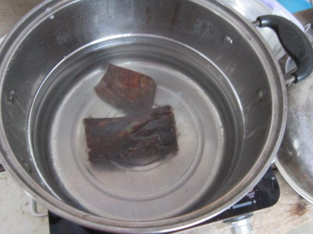 花生玉米腊肉煲步骤1
