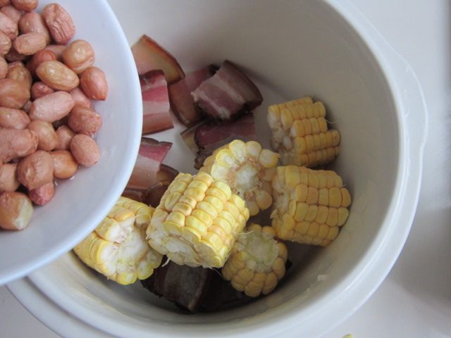 花生玉米腊肉煲步骤3