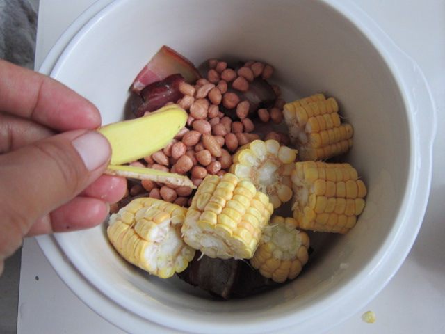 花生玉米腊肉煲步骤4