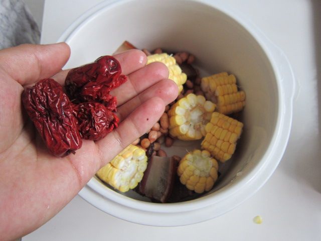 花生玉米腊肉煲步骤5