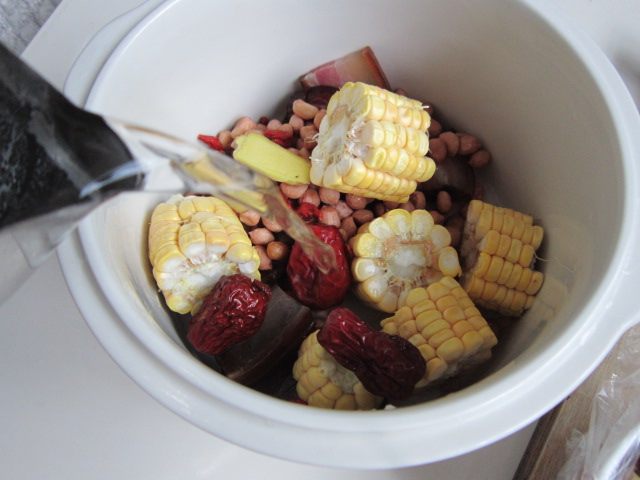 花生玉米腊肉煲步骤6