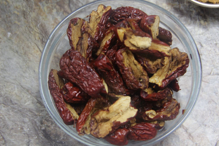 红枣枸杞鸡蛋桂圆茶步骤3
