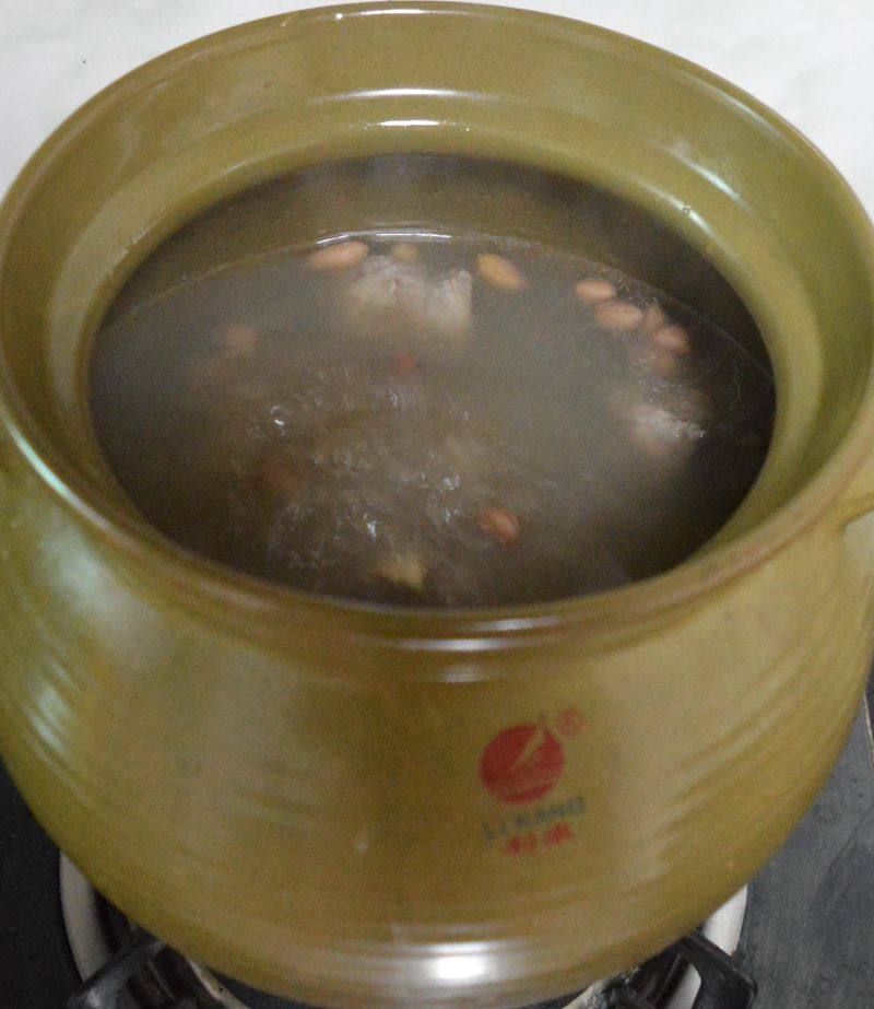 花生骨头墨鱼汤步骤6