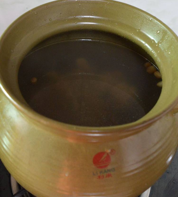 花生骨头墨鱼汤步骤5