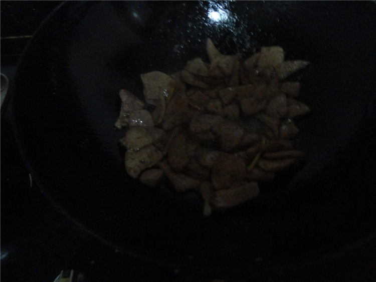 猪肝炒芹菜步骤3