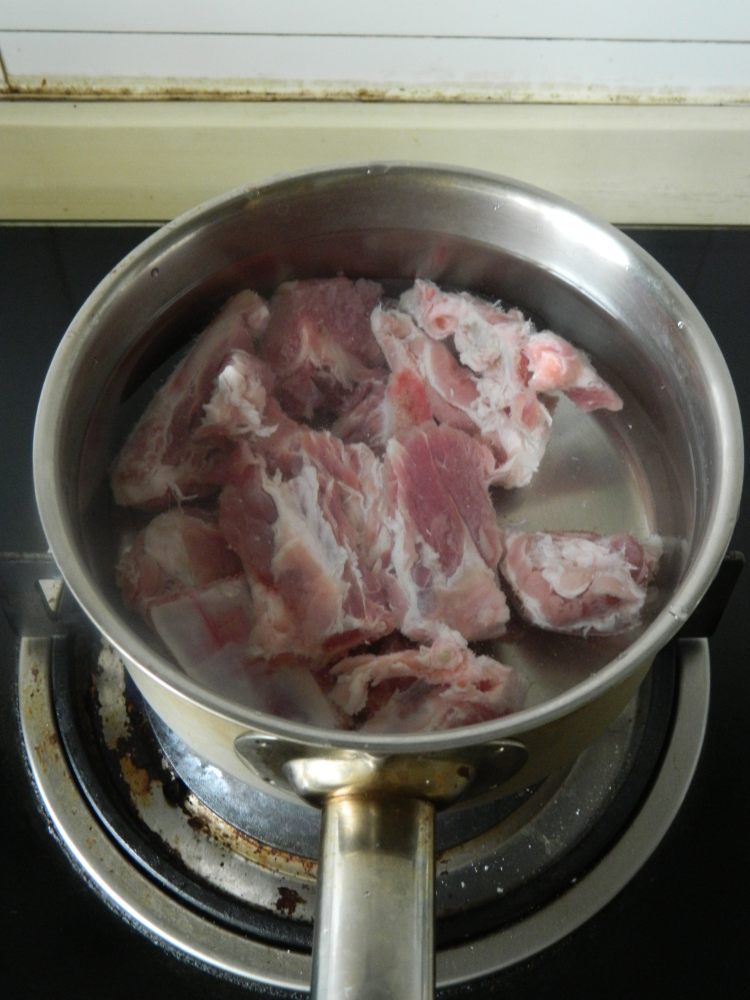 鸡腿菇海带排骨汤步骤3