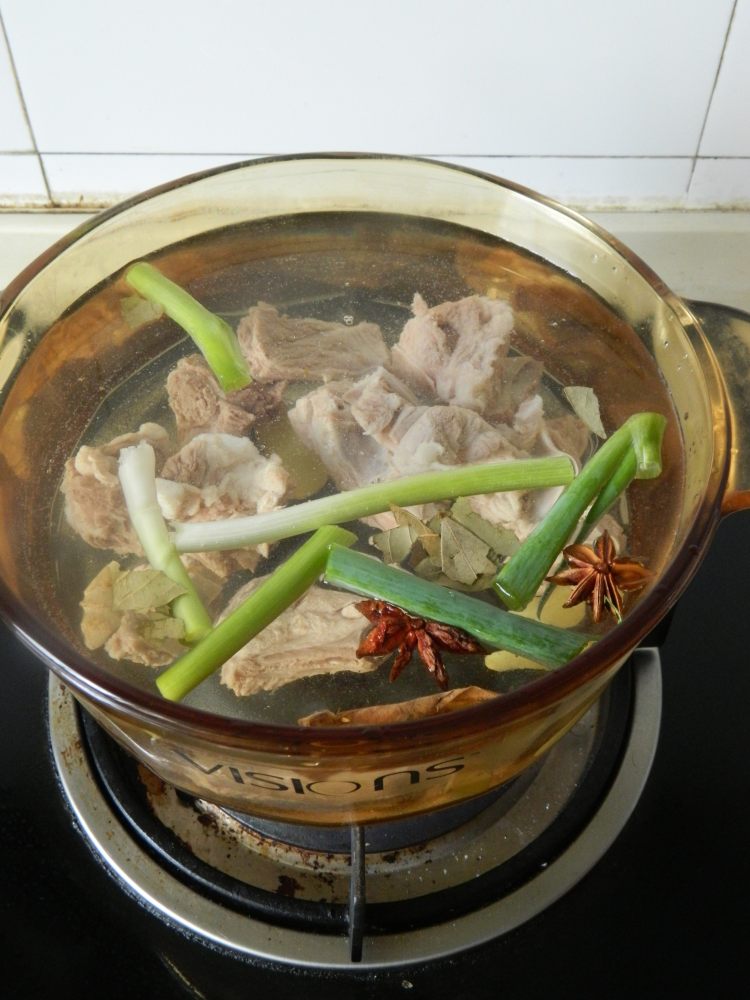 鸡腿菇海带排骨汤步骤4