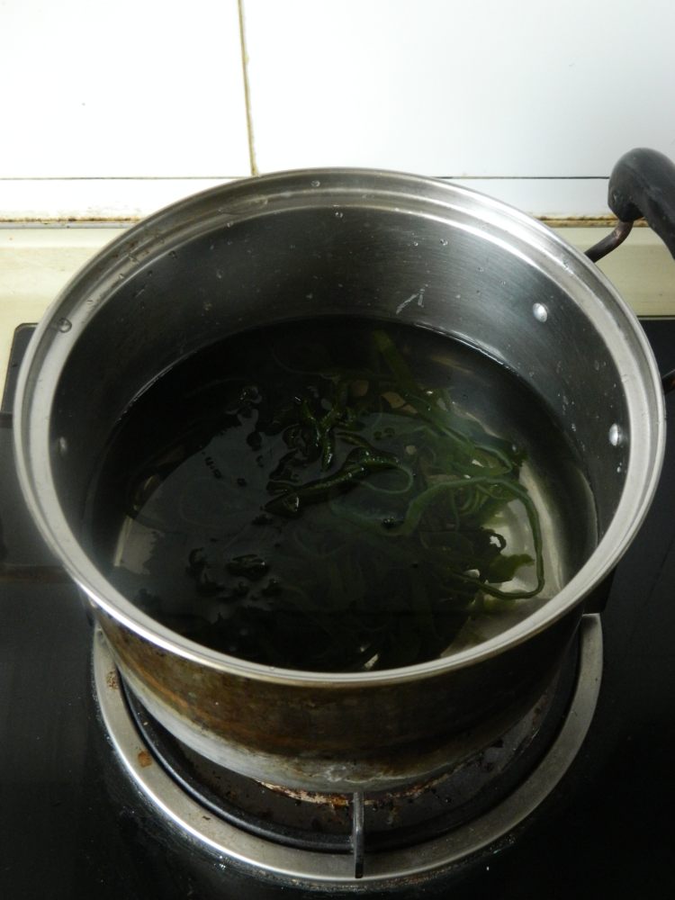 鸡腿菇海带排骨汤步骤2