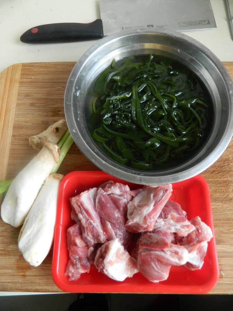 鸡腿菇海带排骨汤步骤1