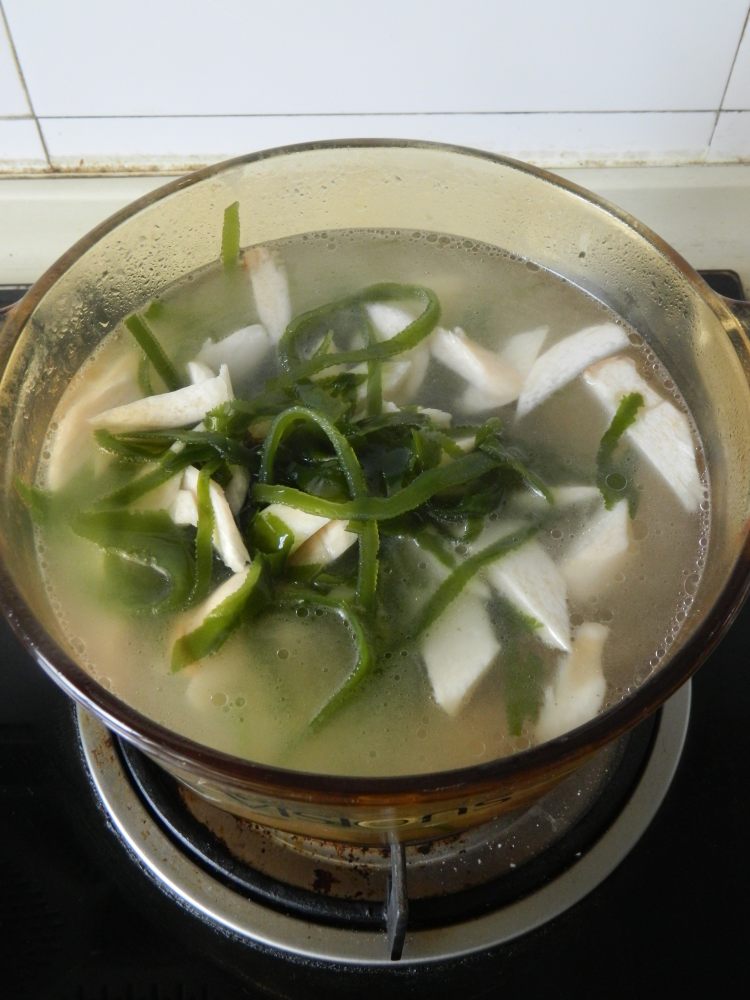 鸡腿菇海带排骨汤步骤9