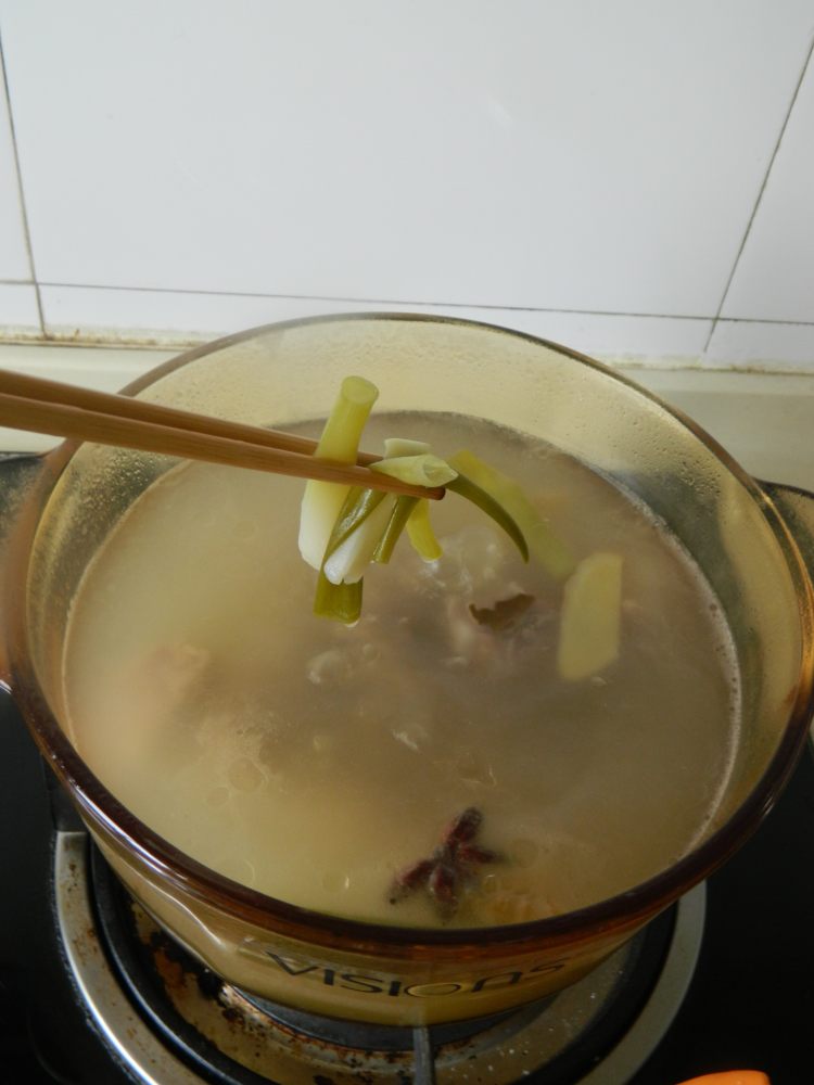 鸡腿菇海带排骨汤步骤8