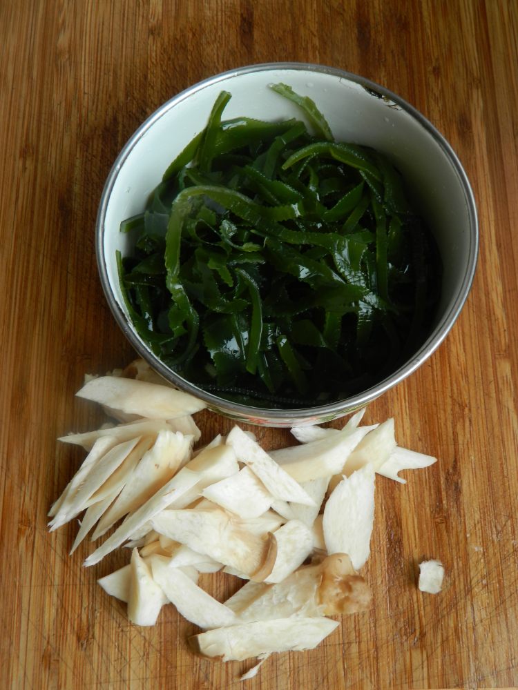 鸡腿菇海带排骨汤步骤7