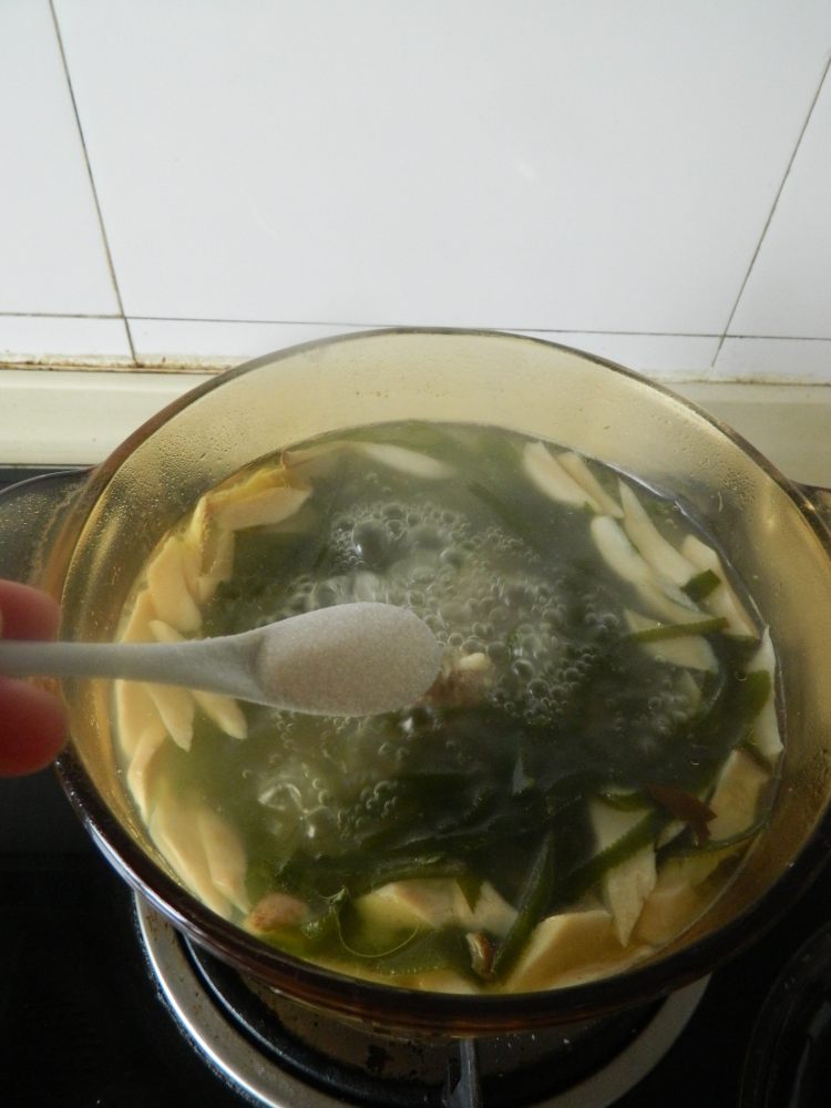鸡腿菇海带排骨汤步骤10