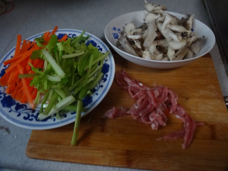胡萝卜平菇炒肉丝步骤2