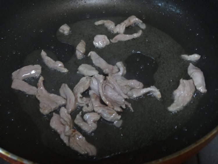 胡萝卜平菇炒肉丝步骤4