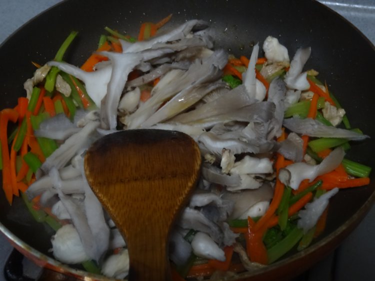 胡萝卜平菇炒肉丝步骤7
