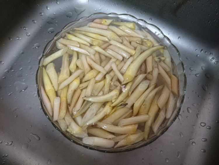干辣椒炒藕带步骤2