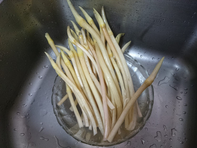 干辣椒炒藕带步骤1