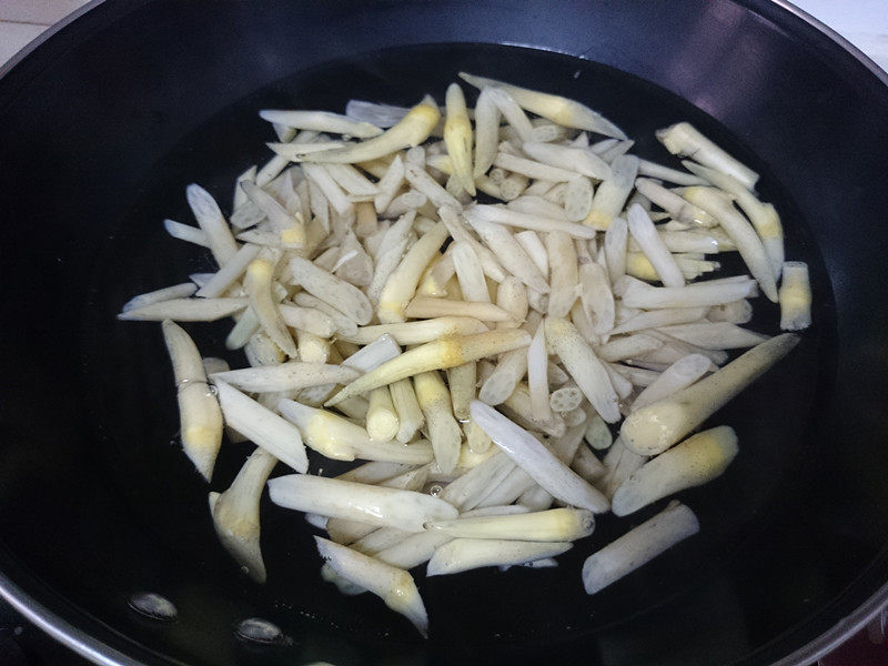 干辣椒炒藕带步骤3