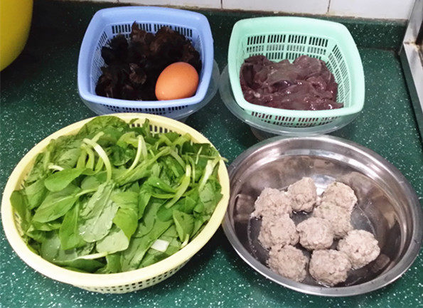 肉圆猪肝青菜小煮面步骤1