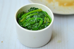 蒜蓉菠菜塔步骤7