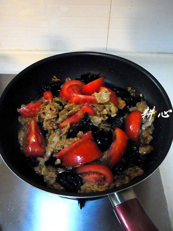 番茄木耳炒肉步骤7