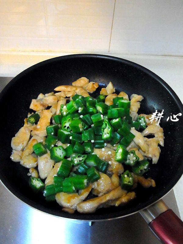 秋葵炒鸡肉步骤9