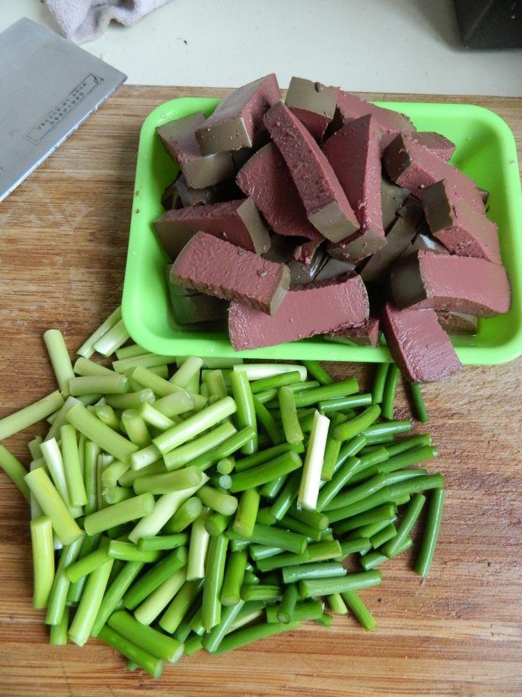 老干妈蒜薹炒鸭血步骤2