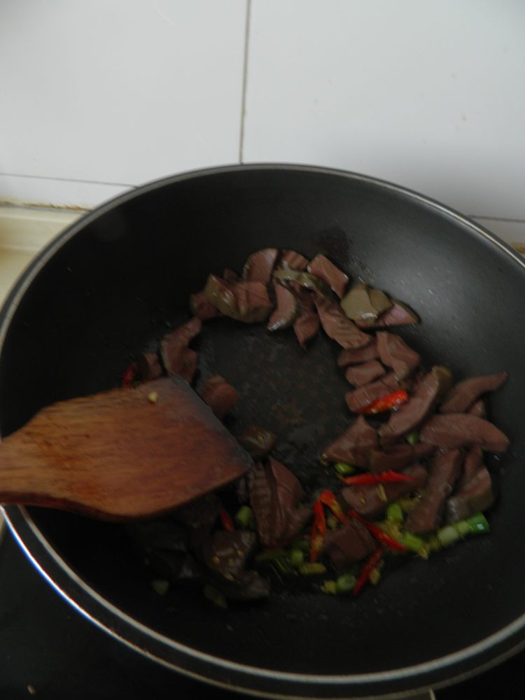 老干妈蒜薹炒鸭血步骤6