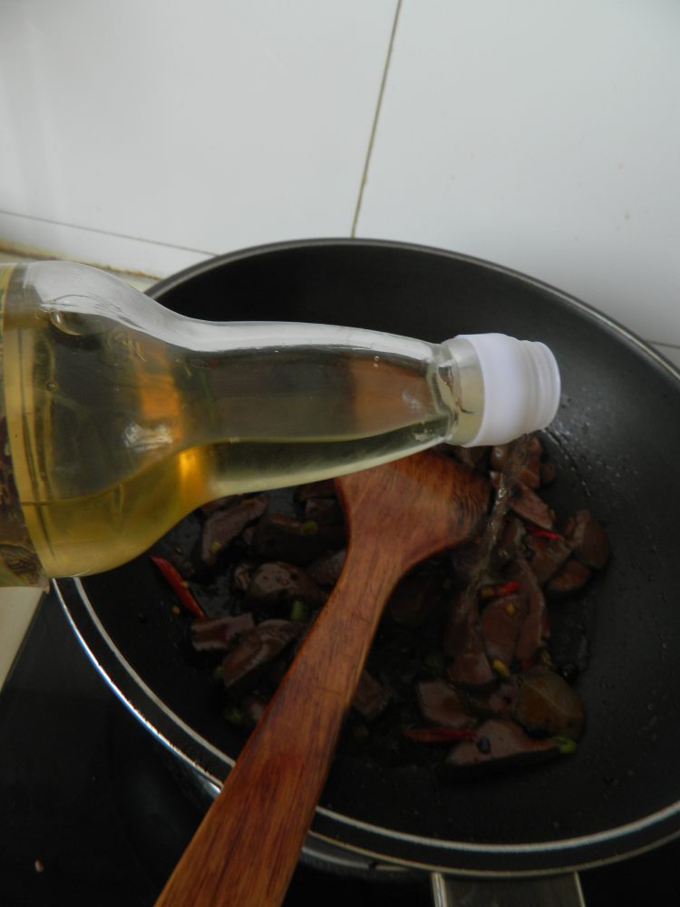 老干妈蒜薹炒鸭血步骤8