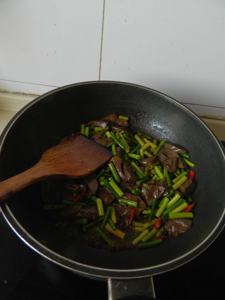 老干妈蒜薹炒鸭血步骤12