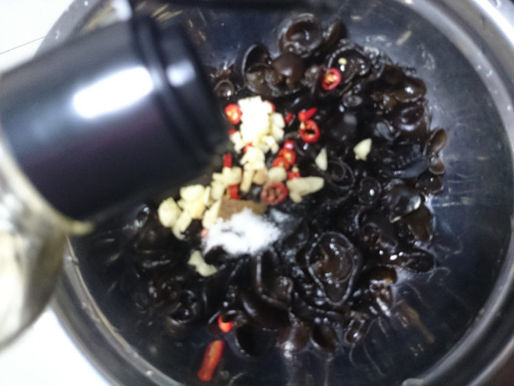 凉拌珍珠木耳步骤7
