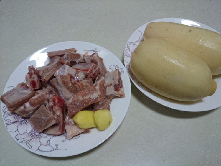 砂锅煨排骨藕汤步骤1