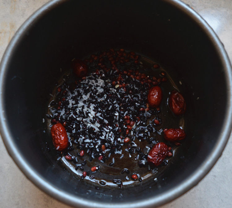 红豆黑米粥步骤2